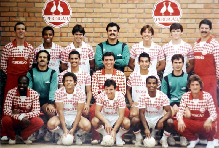 Paulinho é o segundo agachado, da esquerda para direita, na equipe Perdigão campeã da Taça Brasil em 1987