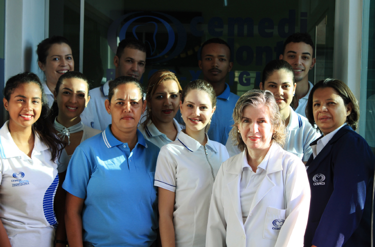 Drª Eugênia Campos (à frente) juntamente com a equipe da Cemedi Odontologia Digital, pronta para oferecer ao público serviços de qualidade, com rapidez e eficiência