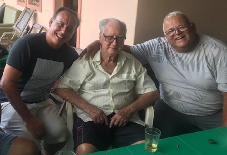 Os amigos se reuniram para comemorar os 55 anos do Leo Plotter (esquerda), 90 do pai dele, o querido Afrânio Silveira (centro), ladeados pelo Lertinho Fraga nesta foto.