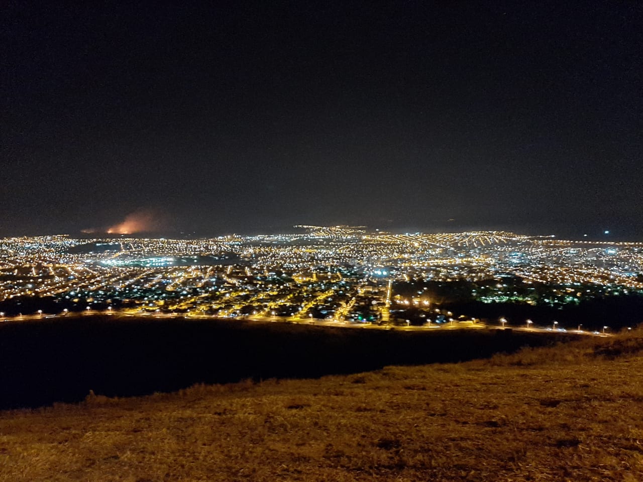 Foto feita a partir da Serra de Santa Helena mostra grande queimada na região da Embrapa. Foto Anderson Favorito