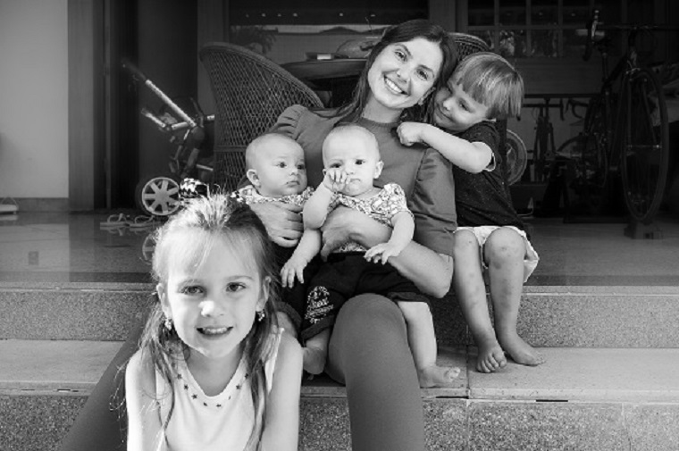 Caroline Lanza com os filhos