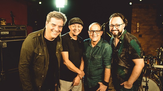 A banda Íris de Seda da esquerda para a direita: George Machado - voz; Toninho Silva - bateria; Renato Valente - baixo; Rodrigo Dangelo - guitarra