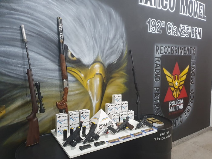 Armas foram apreendias em uma loja especializada em documentação de armas. Foto: Assessoria PM