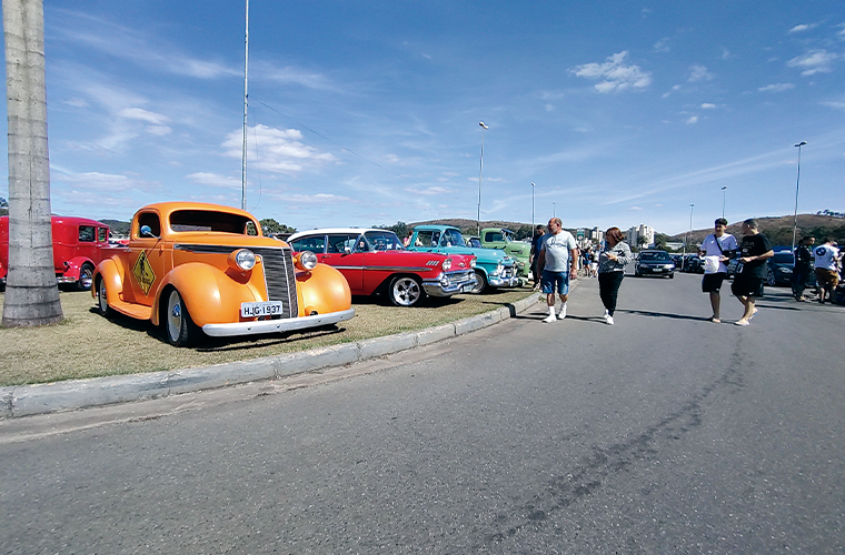 Centenas de pessoas visitaram a Exposição de Carros Antigos realizada domingo, 10 de julho, no Shopping Sete Lagoas, que só reuniu carros com mais de 30 anos de fabricação
