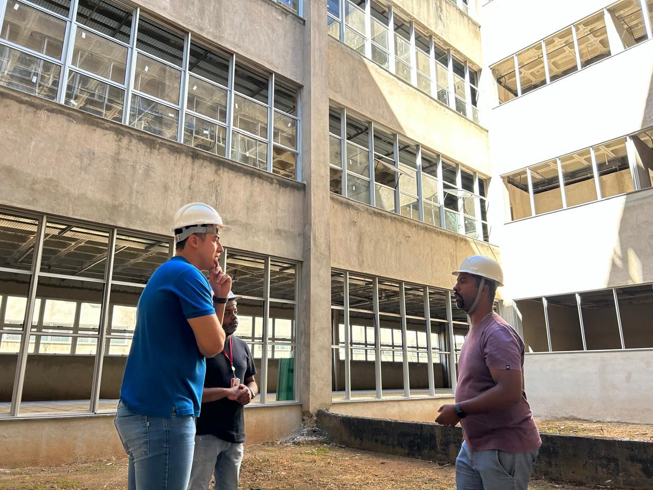 Douglas Melo e equipe do Governo de Minas fazem vistoria em obras do Hospital Regional 