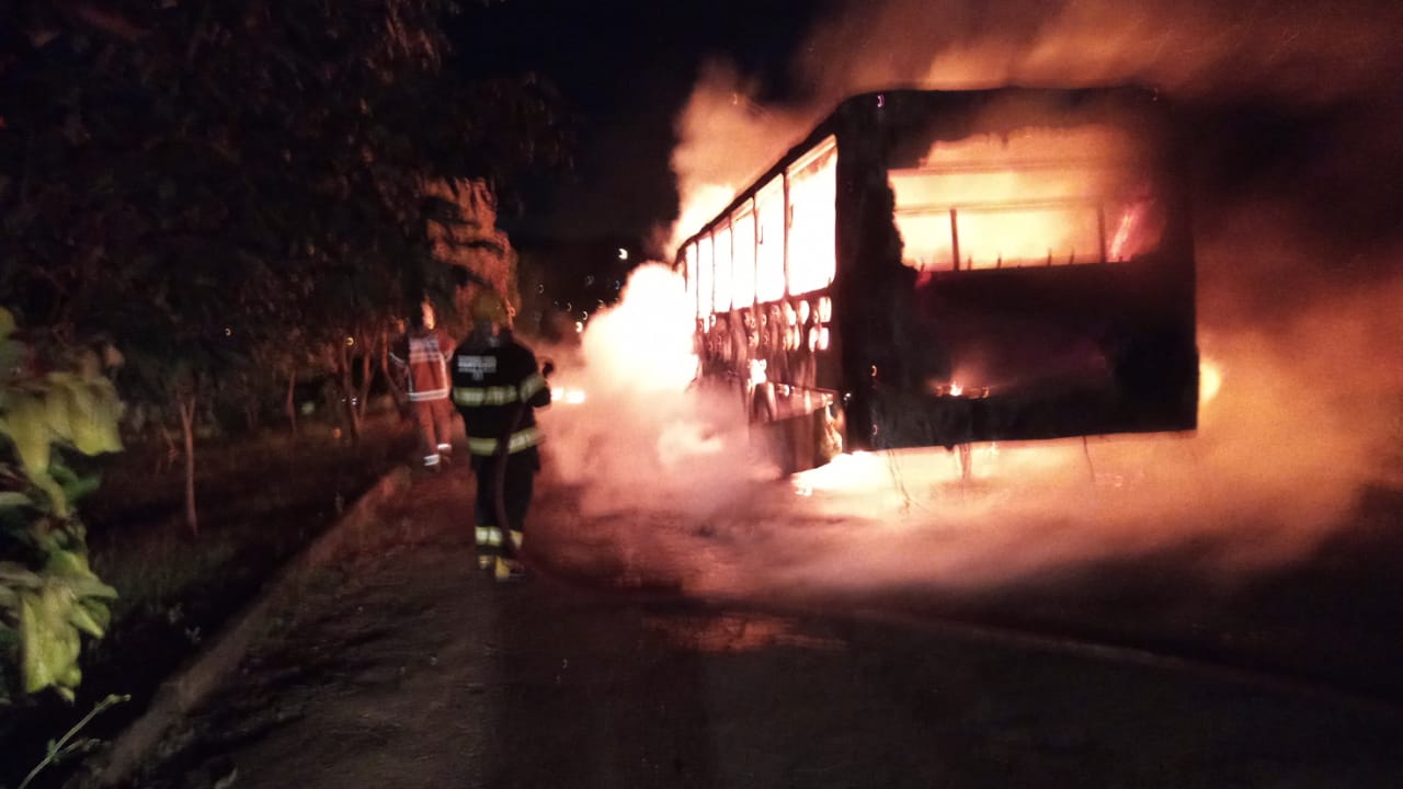 Incêndio criminoso em ônibus da linha do Itapuã é registrado em Sete Lagoas