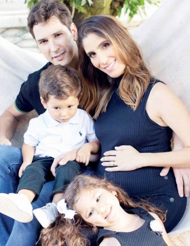 Thiago Venuto e Ana Paula, com os filhos Felipe e Laura