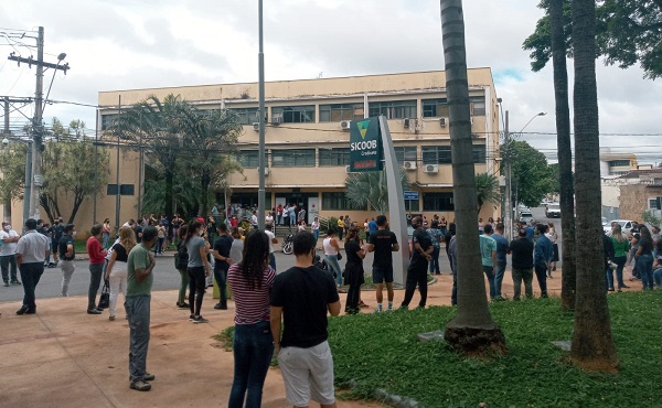 Manifestantes na porta da Prefeitura, Praça Barão do Rio Branco - Foto: Luciano Oliveira