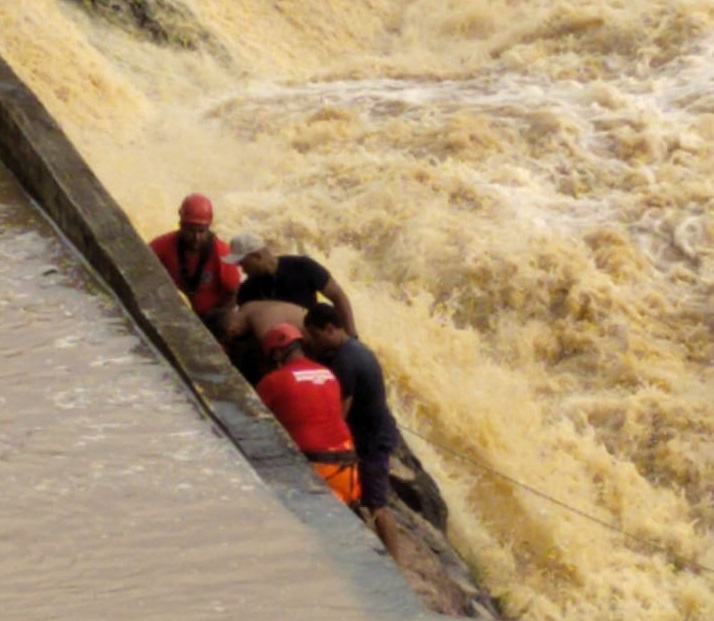 Veja vídeo - Corpo de Bombeiros consegue resgate heroico em Cachoeira da Prata