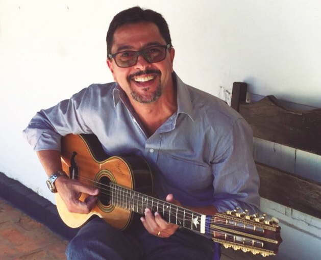 Morador da cidade, Amauri Artimos é formado em Direito pela UFRJ; amante das artes, é músico, compositor e também se dedica à escrita