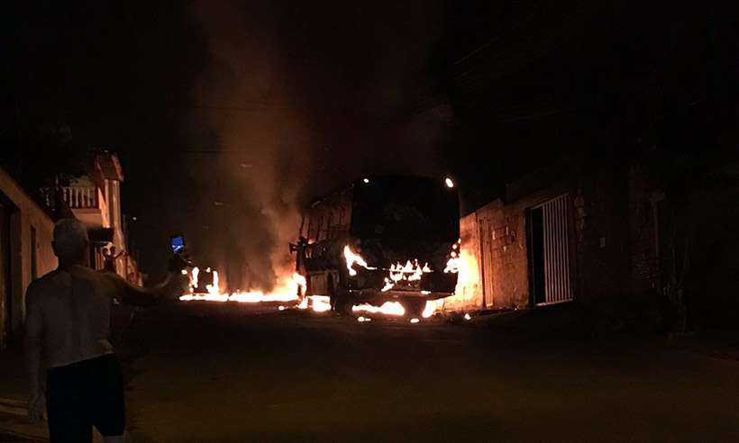 Ônibus tomado pelas chamas durante a madrugada (Foto: Reprodução da internet/WhatsApp)