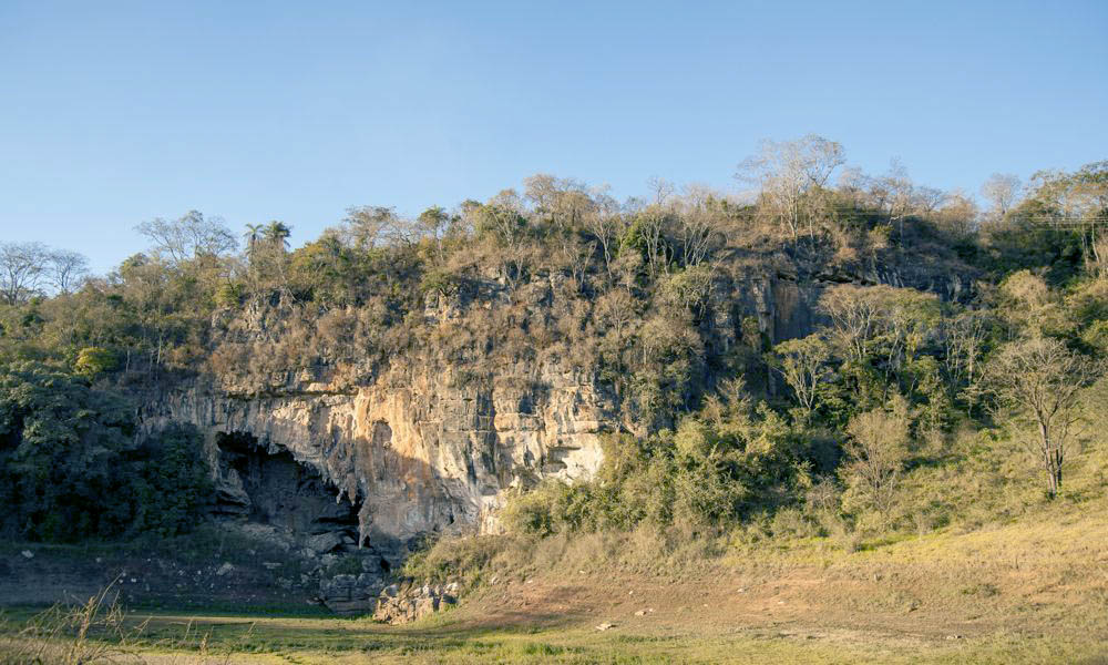A caverna Lapa Vermelha IV, onde foi encontrado o crânio de Luzia, o fóssil mais antigo das Américas, poderia ser fatalmente afetada com a fábrica. Foto: Bianca Aun