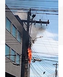 Pelo menos três postes estavam em chamas.