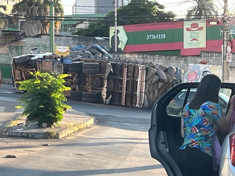 Alô Seltrans! Caminhão tombado desde a madrugada na R. Souza Viana
